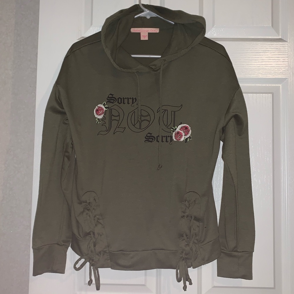 🐿 Rebellious one green sweater size medium